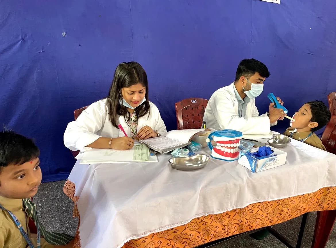 Prudentoe founders Dr. Vidushi Agarwal and Dr. Rohan Kotoju at a dental camp in Hyderabad